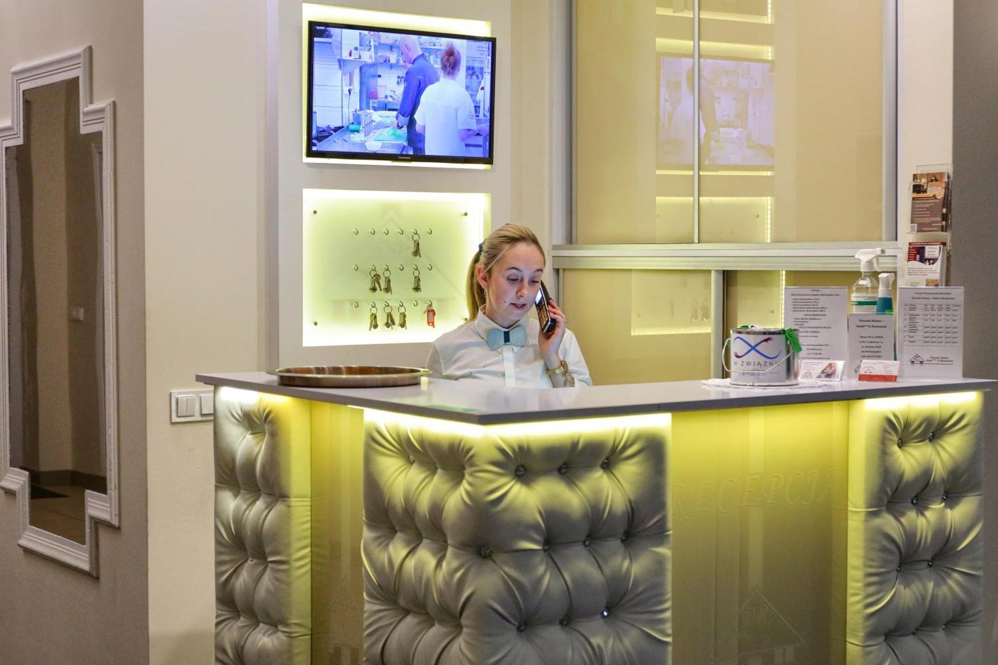 Dworek Rozany Hotel & Restauracja Namyslow Luaran gambar
