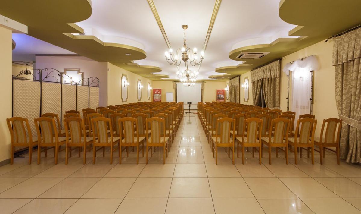 Dworek Rozany Hotel & Restauracja Namyslow Luaran gambar