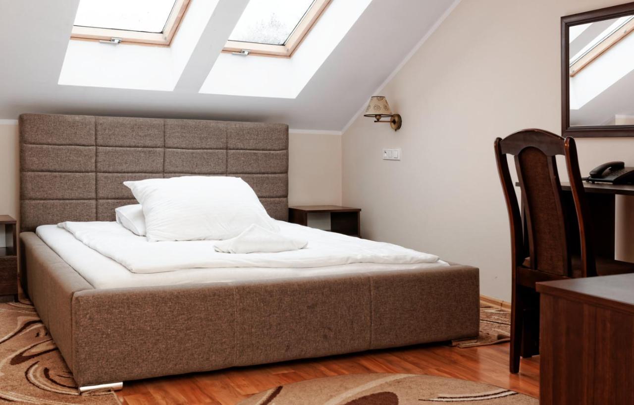 Dworek Rozany Hotel & Restauracja Namyslow Luaran gambar